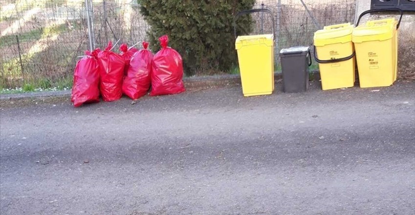 Sagginale. Sacchi rossi Covid non ritirati da lunedì. Foto del giorno