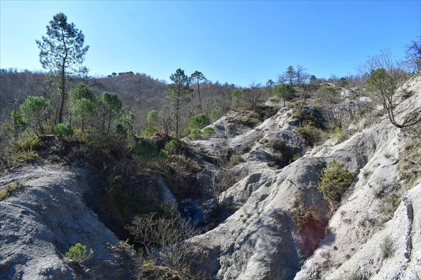 Calanchi davanti al Lago Viola