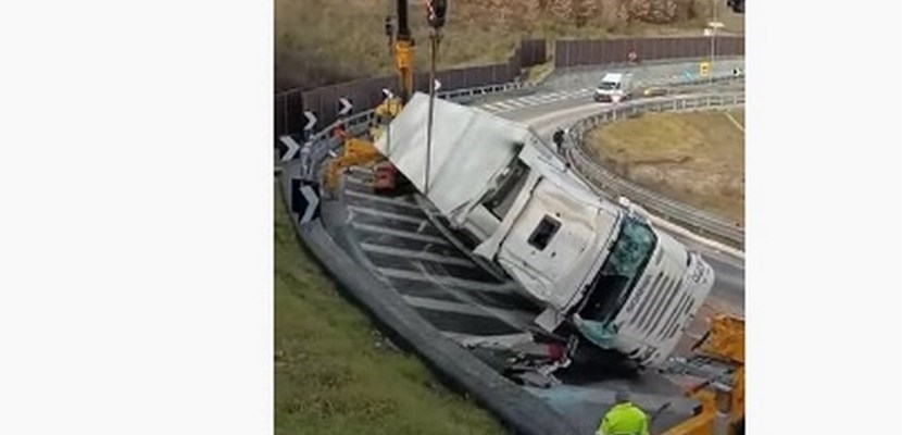 Le foto ed il video delle operazioni di recupero del camion ribaltato a Barberino